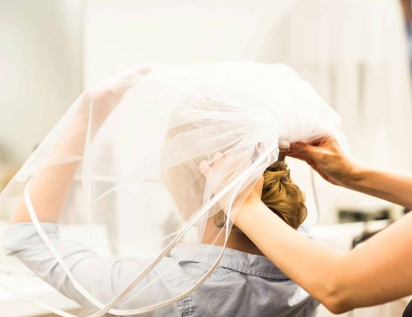 Quelle est la méthode pour faire un chignon décoiffé chic pour une soirée habillée?