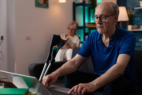 Quels étirements spécifiques pour soulager le mal de dos des travailleuses de bureau?