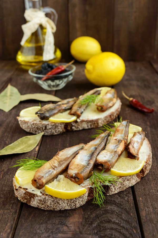 Comment porter une capeline avec une tenue de plage sans paraître trop chargée?