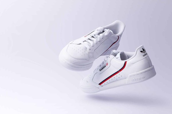 Comment combiner confort et chic avec des sneakers lors d'un salon professionnel?